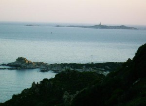 La costa che va da Villasimius a Costa Rey. Sullo sfondo l'Isola dei Cavoli
